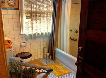 Bed & Breakfast Brass Pineapple Inn