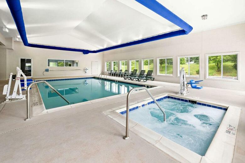Hotel Comfort Suites Abingdon
