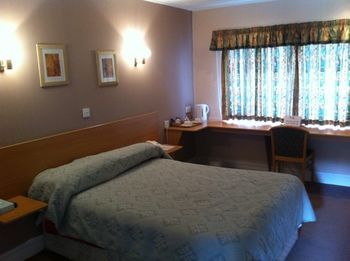 Hostal The Town And Country Lodge