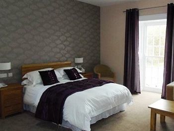 Hostal The Britannia Inn & Waves Restaurant