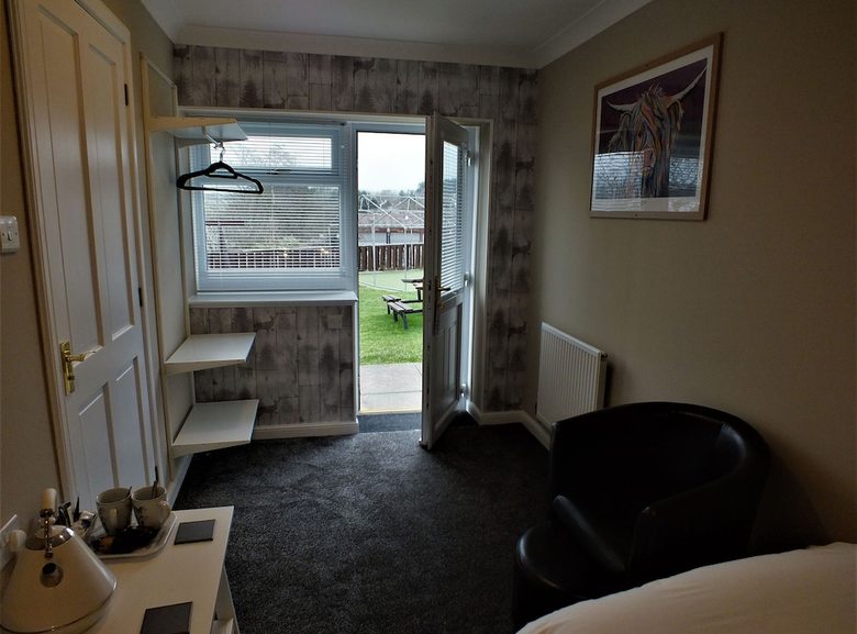 Hostal The Crown Hotel