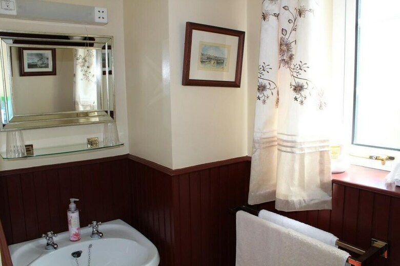 Bed & Breakfast Carnalbanagh House