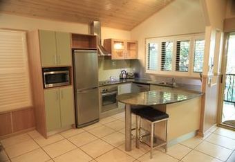 Cabana Ashmore Palms Holiday Village