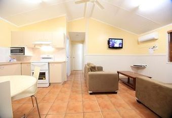 Cabana Ashmore Palms Holiday Village