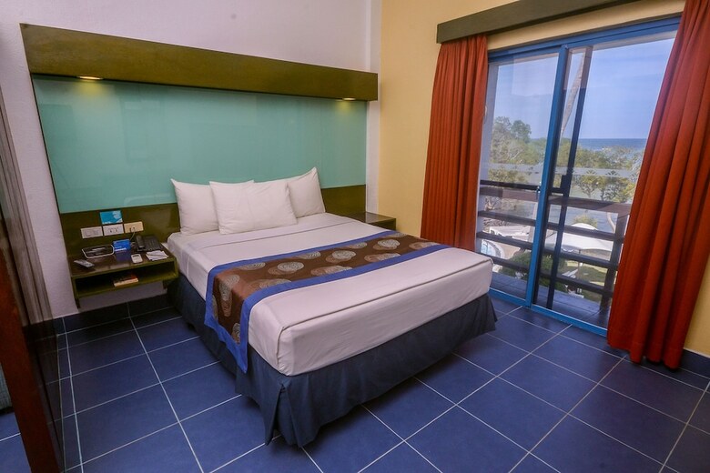 Hotel Microtel By Wyndham Puerto Princesa
