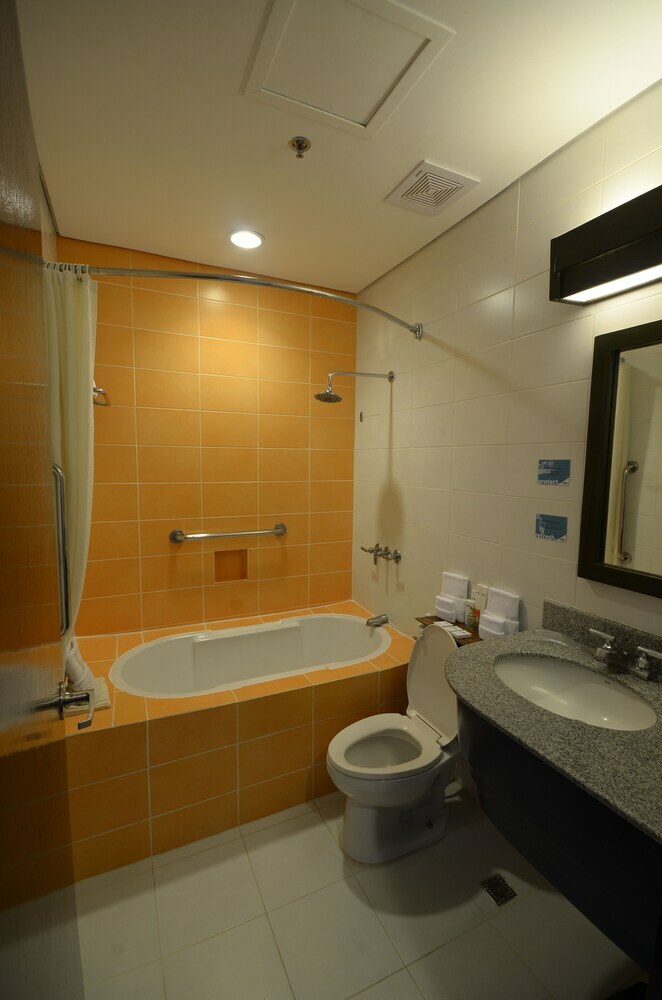 Hotel Microtel By Wyndham Puerto Princesa