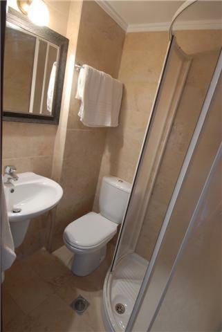 Hostal Fotis Rooms
