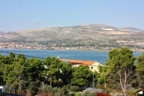 Hostal Apartments With A Parking Space Arbanija (ciovo) - 5228