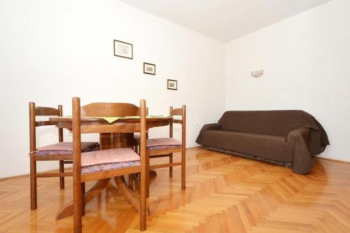 Hostal Apartments With A Parking Space Arbanija (ciovo) - 5228