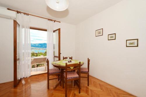 Hostal Apartments With A Parking Space Arbanija (ciovo) - 5228
