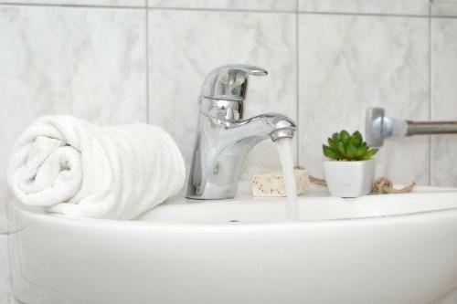 Hostal Apartments With A Parking Space Arbanija (ciovo) - 5228