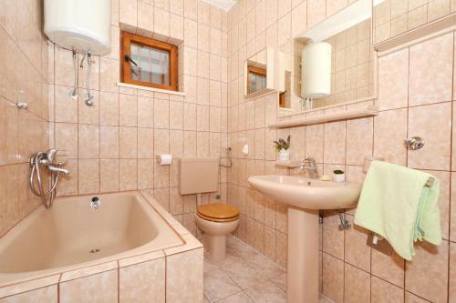 Hostal Apartments With A Parking Space Arbanija (ciovo) - 5228