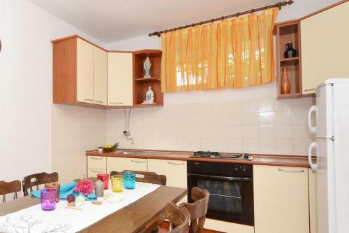 Hostal Apartments With A Parking Space Arbanija (ciovo) - 5228