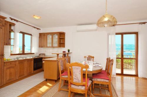 Hostal Apartments With A Parking Space Arbanija (ciovo) - 5228