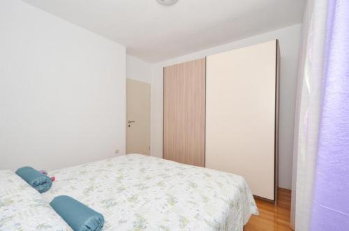 Hostal Apartments With A Parking Space Arbanija (ciovo) - 5228