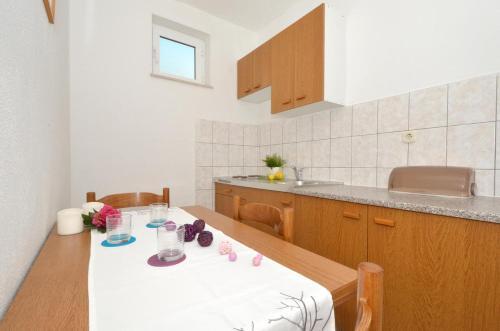 Hostal Apartments With A Parking Space Arbanija (ciovo) - 5228