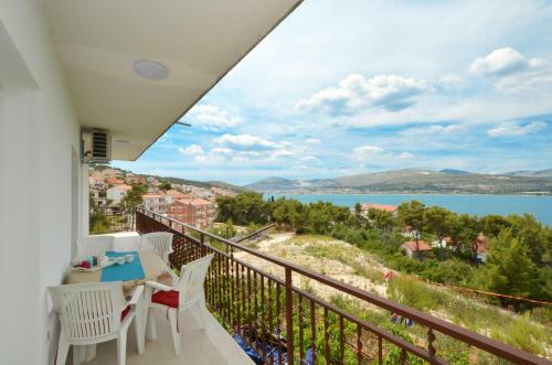 Hostal Apartments With A Parking Space Arbanija (ciovo) - 5228