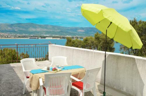 Hostal Apartments With A Parking Space Arbanija (ciovo) - 5228