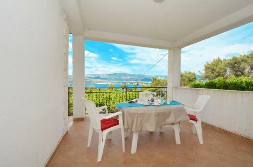 Hostal Apartments With A Parking Space Arbanija (ciovo) - 5228