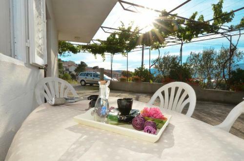 Hostal Apartments With A Parking Space Arbanija (ciovo) - 5228