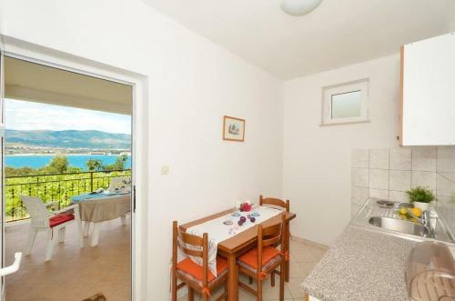 Hostal Apartments With A Parking Space Arbanija (ciovo) - 5228