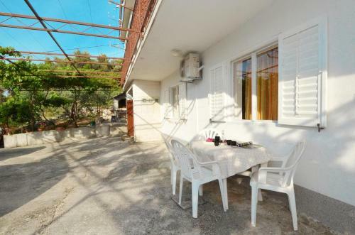 Hostal Apartments With A Parking Space Arbanija (ciovo) - 5228