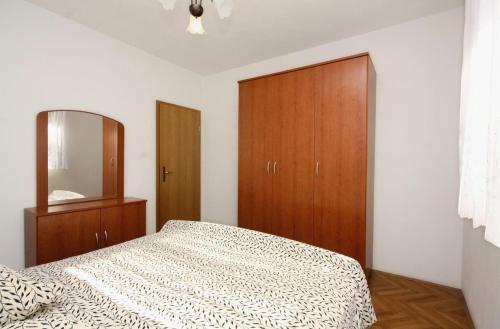 Hostal Apartments With A Parking Space Arbanija (ciovo) - 5228