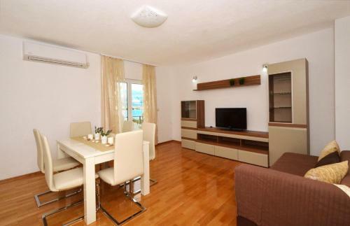 Hostal Apartments With A Parking Space Arbanija (ciovo) - 5228