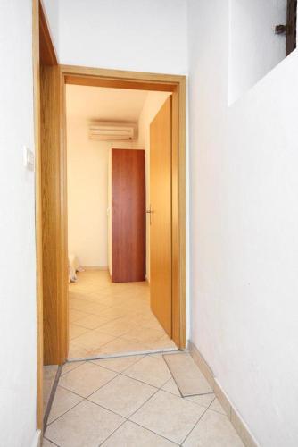 Hostal Apartments With A Parking Space Arbanija (ciovo) - 5228