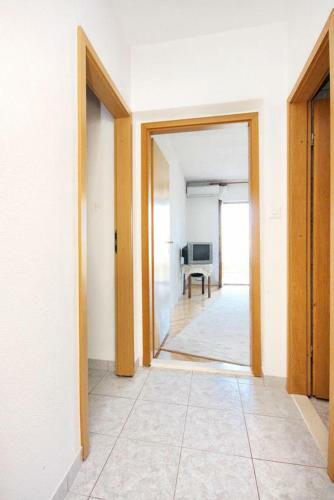 Hostal Apartments With A Parking Space Arbanija (ciovo) - 5228