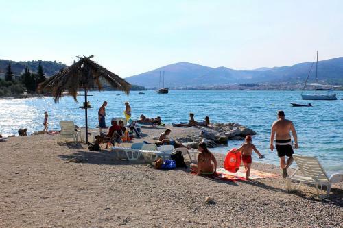 Hostal Apartments With A Parking Space Arbanija (ciovo) - 5228