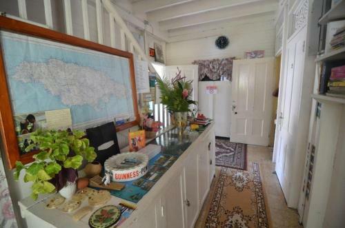 Hostal Holiday Home - Guest House