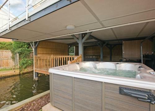 Ferry Marina Cottages