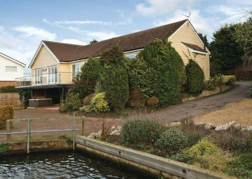 Ferry Marina Cottages