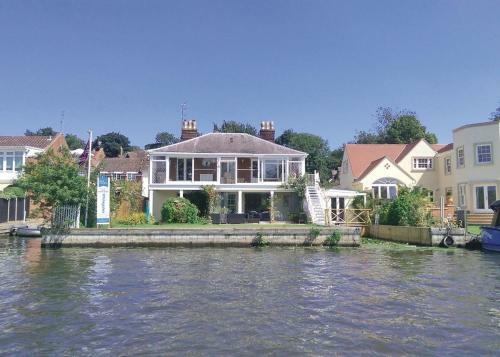 Ferry Marina Cottages