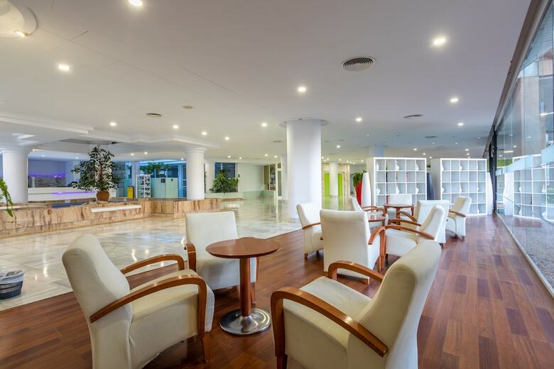 Hotel Illot Suites