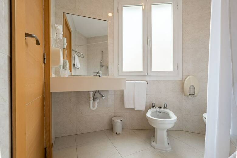 Hotel Amic Col�n