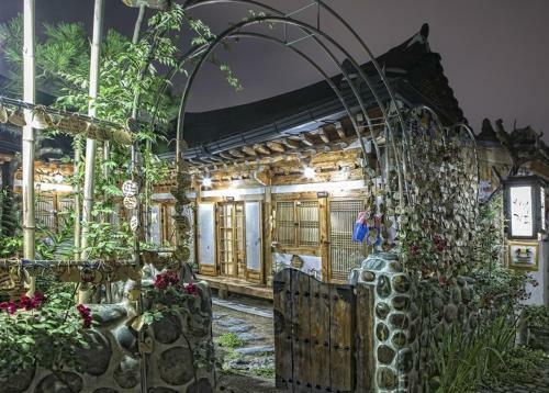 Hostal Happiness Full Hanok Guesthouse