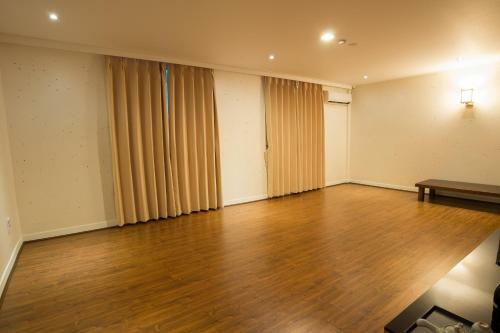 Pung Nam Tourist Hotel