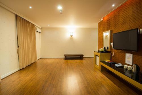 Pung Nam Tourist Hotel