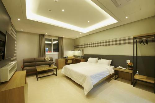 Hotel B
