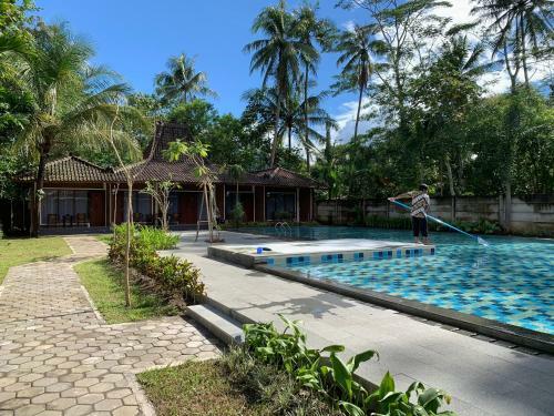 Senthong Asri Hotel And Resto