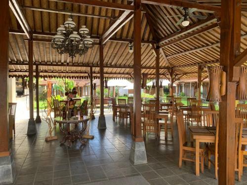 Senthong Asri Hotel And Resto