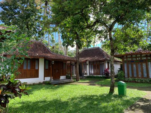 Senthong Asri Hotel And Resto