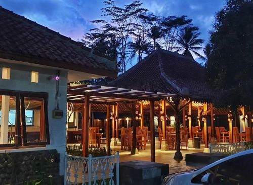 Senthong Asri Hotel And Resto