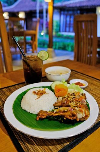 Senthong Asri Hotel And Resto