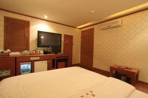 Utopia Hotel