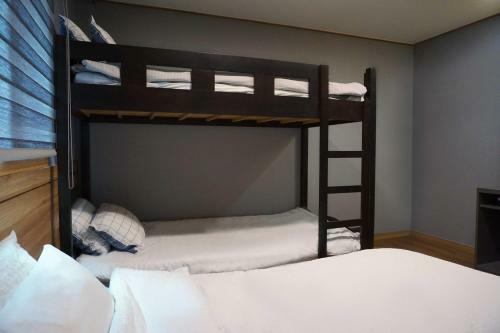 Hostal J-honor Guesthouse