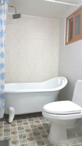 Hostal J-honor Guesthouse