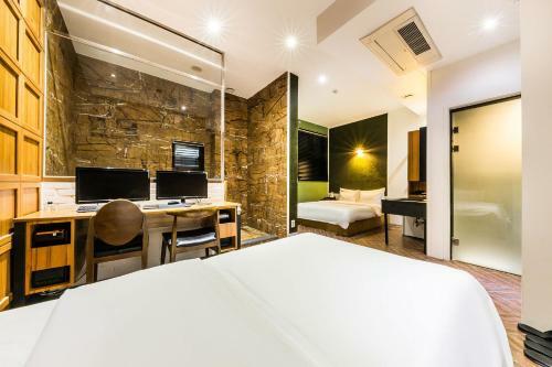 H Avenue Hotel